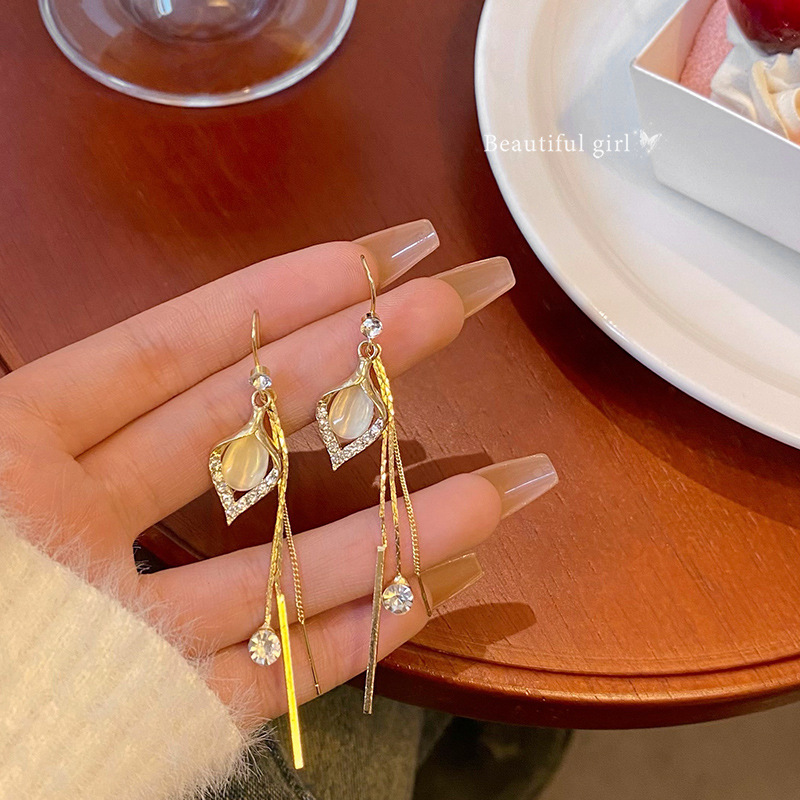 Light luxury and high-end long tassel cat's eye stone earrings, a cold and elegant style for women, versatile and unique, retro teardrop stud earrings full figure