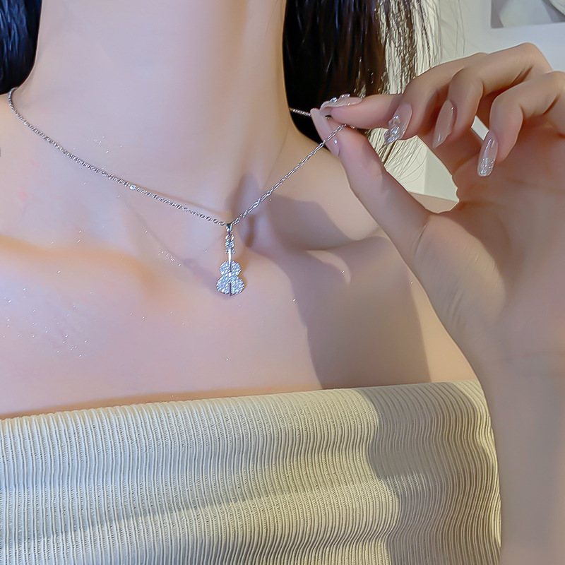 Korean version simple silver violin necklace, women's niche design sense, Internet celebrity collarbone chain, ins style accessory wholesale details Picture