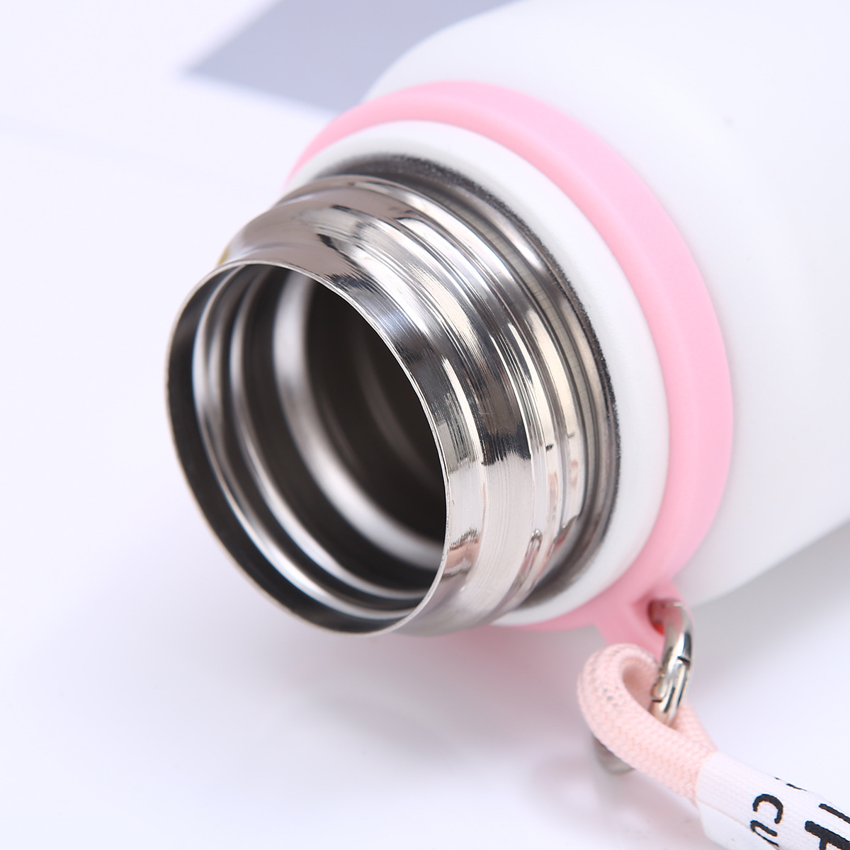316 stainless steel large-capacity insulated cup, portable handle gift cup, water cup for boys and girls, high appearance level insulated kettle Application Scenario