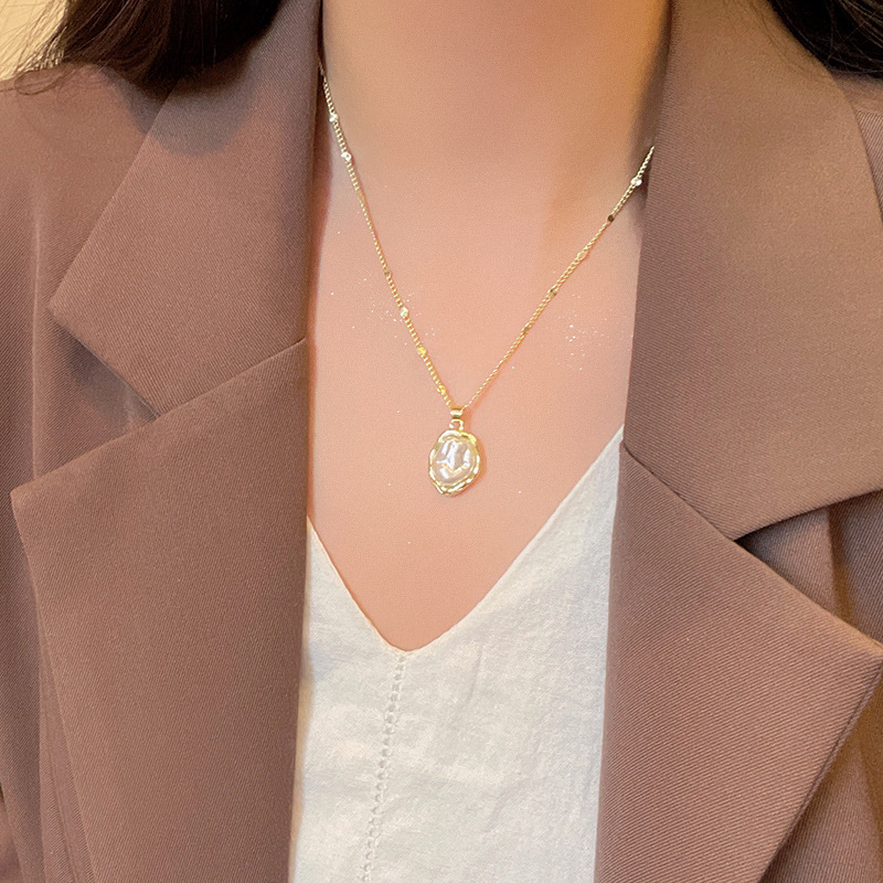 Light luxury French pearl necklace, a niche accessory for women, a high-end neckchain, a new bestseller in 2025, a collarbone chain pendant Application Scenario