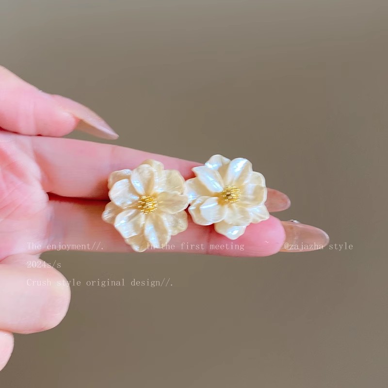 French retro style camellia stud earrings for women 2025 new bestsellers, light luxury and niche design, versatile earrings Application Scenario