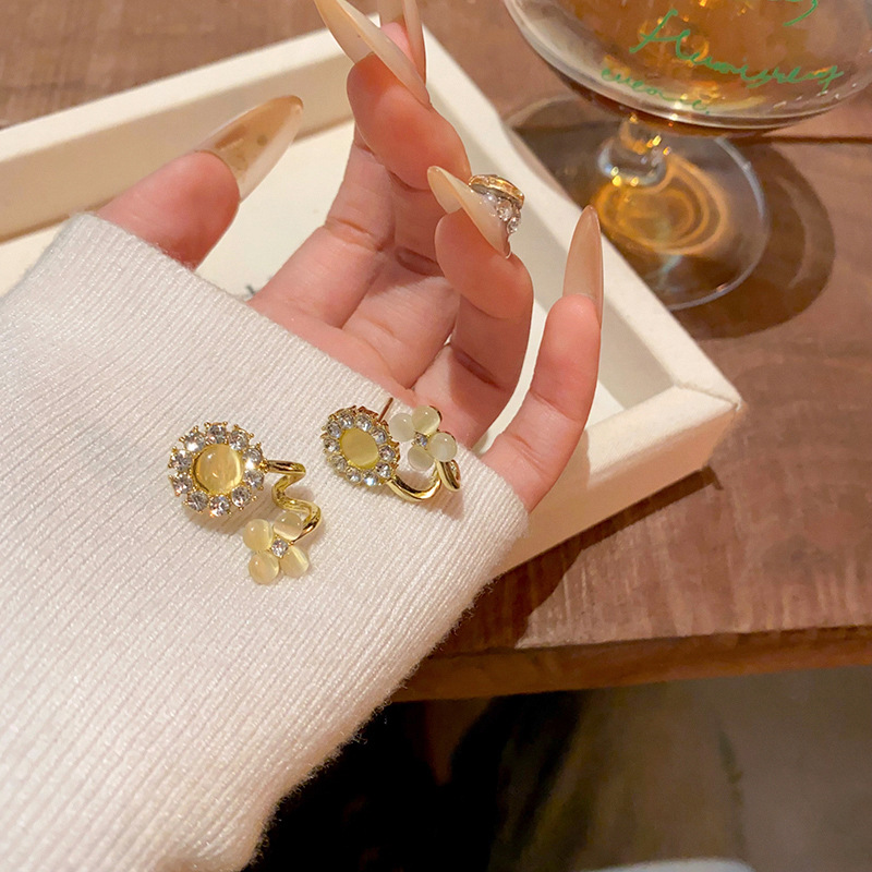 Light luxury, niche and high-end cat's eye stone flower earrings, Korean style exquisite zircon stud earrings, the same style of earrings as Internet celebrities Specification drawing