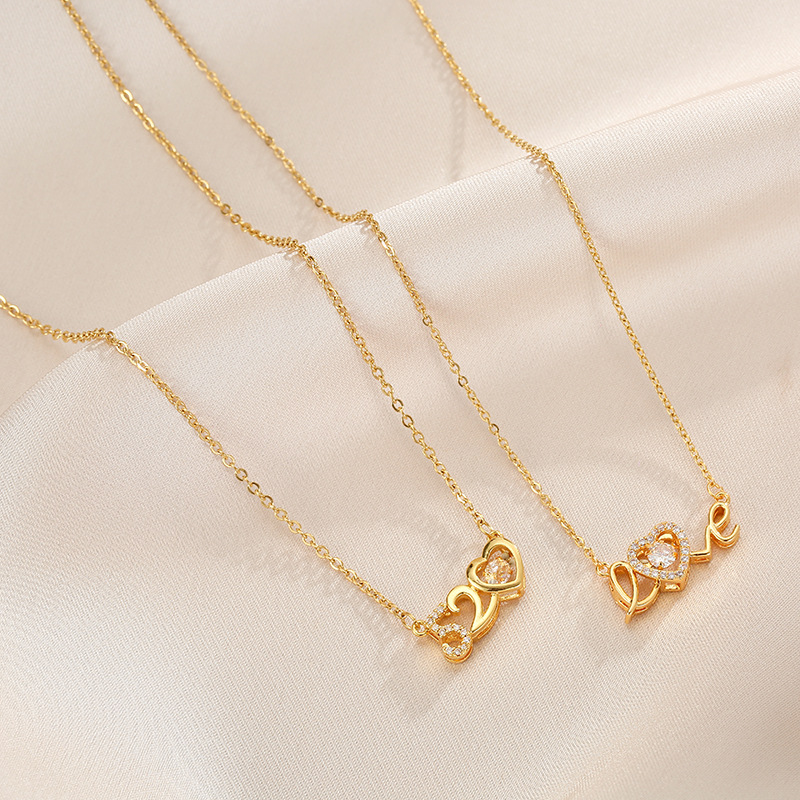 A fashionable new love pendant with a light luxury feel, a 520 titanium steel necklace with a female personality and trendy style, and a collarbone chain details Picture