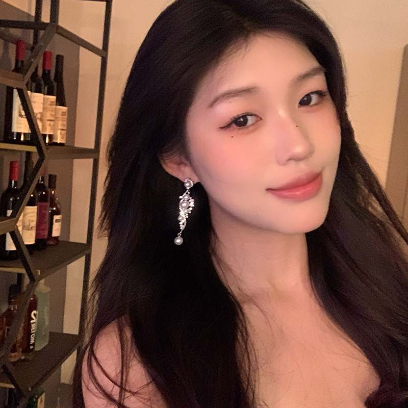 Light luxury and high-end fringed pearl earrings, 2025 new style, elegant diamond-encrusted stud earrings, personalized long earrings and earrings details Picture