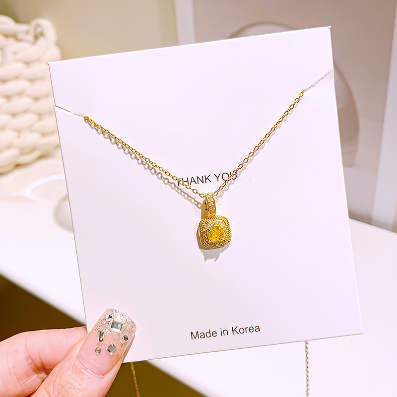 The Douyin hit golden cube sugar titanium steel necklace, a fashionable and exquisite women's fashion zircon square diamond collarbone chain, a trendy and elegant accessory Application Scenario