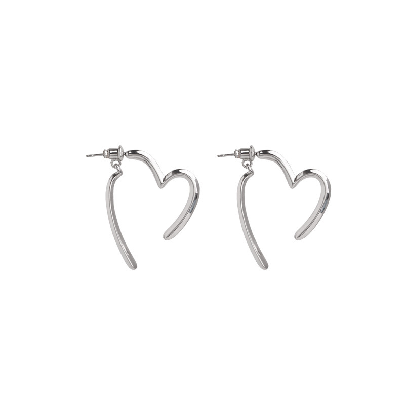 The cross-shaped heart-shaped earrings with a niche design sense exude a simple yet sophisticated charm and a cold, individualistic style. They are worn with stud earrings on the front and back Item Picture