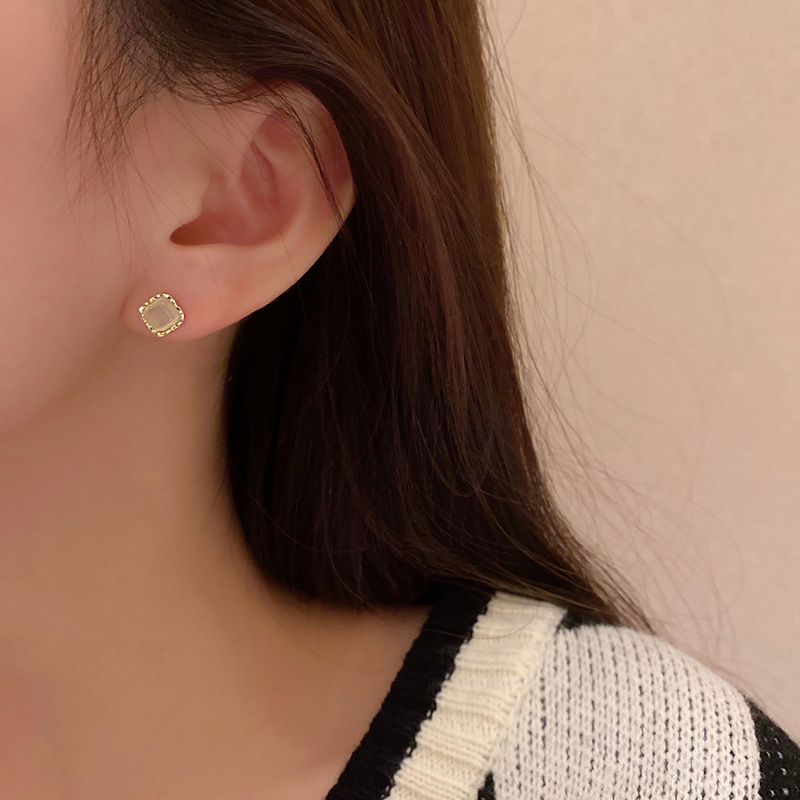Korean-style simple and individual cat's eye stone set ear studs, versatile for women, niche and high-end, ear-piercing earrings, and elegant earrings details Picture