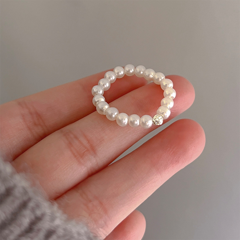 A bow-shaped pearl-like elastic ring for women, exuding a light luxury and high-end charm. A layered index finger ring with a cold style, a ring trend Application Scenario