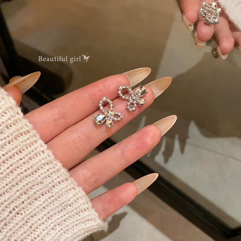 Sweet and light luxury butterfly zircon earrings, women's fashion, exquisite hollowed-out stud earrings, simple and super ethereal, trendy trendy earrings full figure