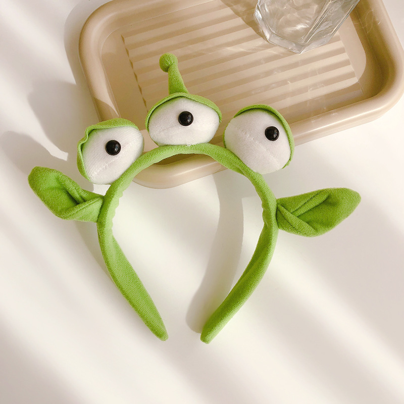 The three-eyed boy hair band is cute and adorable. It's a plush headband for washing the face, a washbasin hair band, a female hair accessory, and a couple's funny headwear full figure