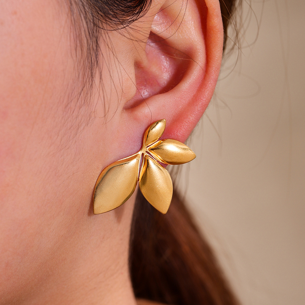 Irregular titanium steel ear studs for women, a niche European and American design, anti-color fading, ins style cross-border exclusive high-end earrings details Picture