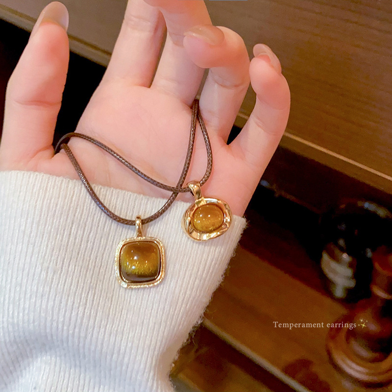 Autumn and winter tiger's eye stone leather rope pull-out necklace for women, Maillard long sweater chain, personalized collarbone chain autumn and winter accessories full figure