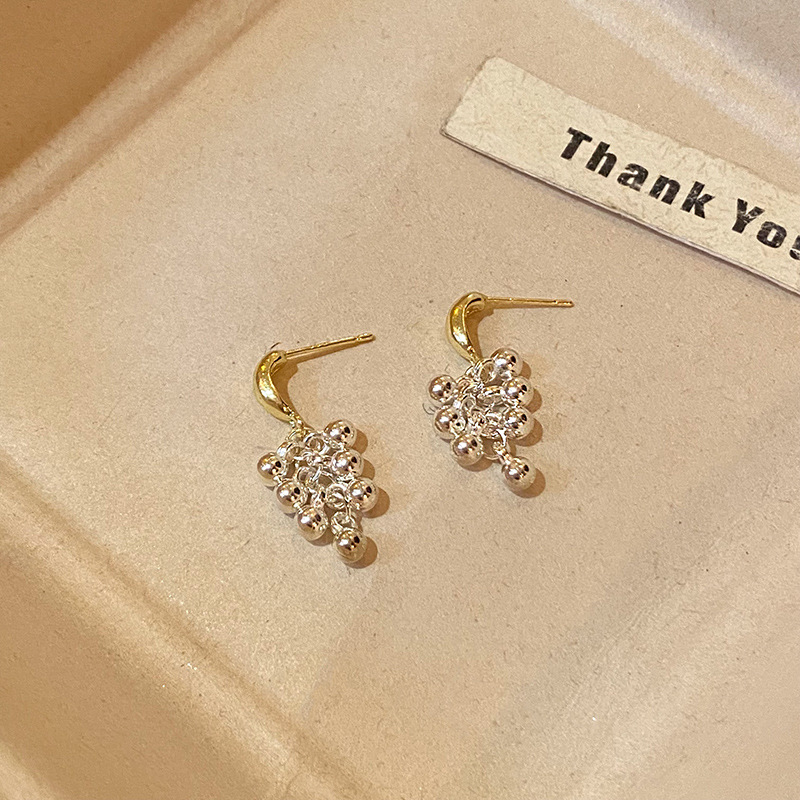 The cold and elegant gold and silver contrasting color grape string earrings exude a feminine charm and a high-end touch. The tassel stud earrings are a new type of earrings from 2025 Specification drawing