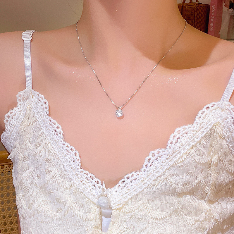 Little Sugar Cube ~ Exquisite diamond-encrusted zircon titanium steel necklace, a versatile collarbone chain for women's fashion and temperament, a popular neckchain accessory Application Scenario