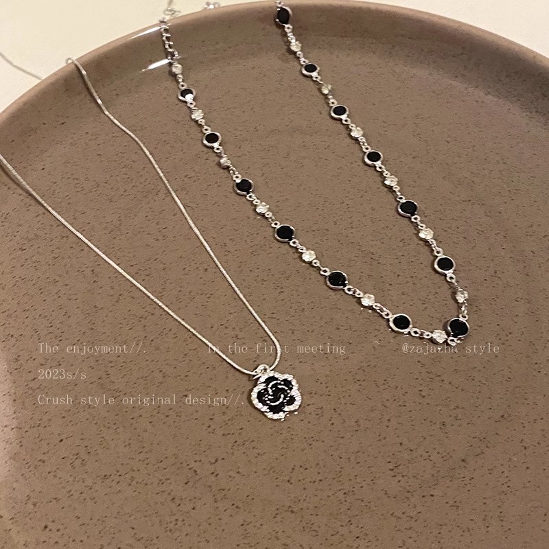 A double-layered black camellia pendant necklace with a feminine Chanel style, a niche design and a high-end feel. It's a hoodie chain and a collarbone chain details Picture