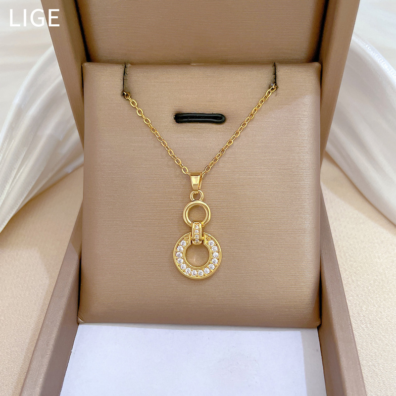 【 Titanium Steel 】 Necklace and earring set, light luxury full diamond interlocking, personalized and elegant banquet earrings and necklaces Application Scenario
