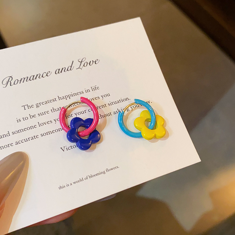 Colorful dopamine flower ear buckles, a niche design, are sweet and cute. The color-blocking earrings exude a unique charm and a high-end feel Specification drawing