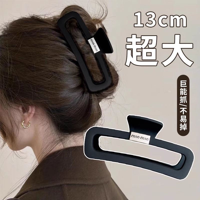 High-end letter matte hair clips for women, large shark clip hair clips at the back of the head, updo hair clips, and headwear details Picture