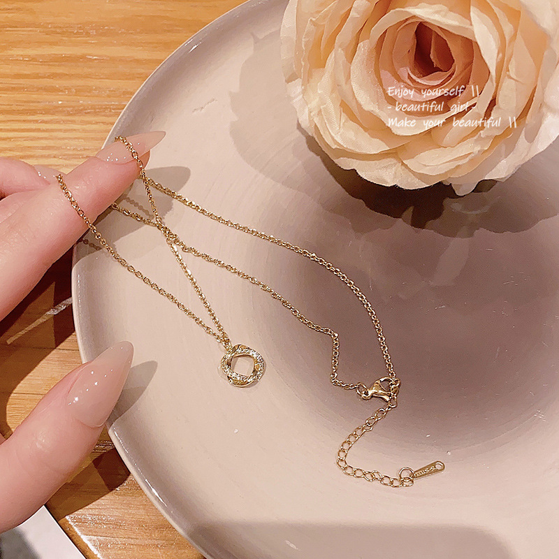 Korean exquisite micro-inlaid circular pendant necklace, women's ins style, high-end design sense collarbone chain, Internet celebrity necklace wholesale Application Scenario