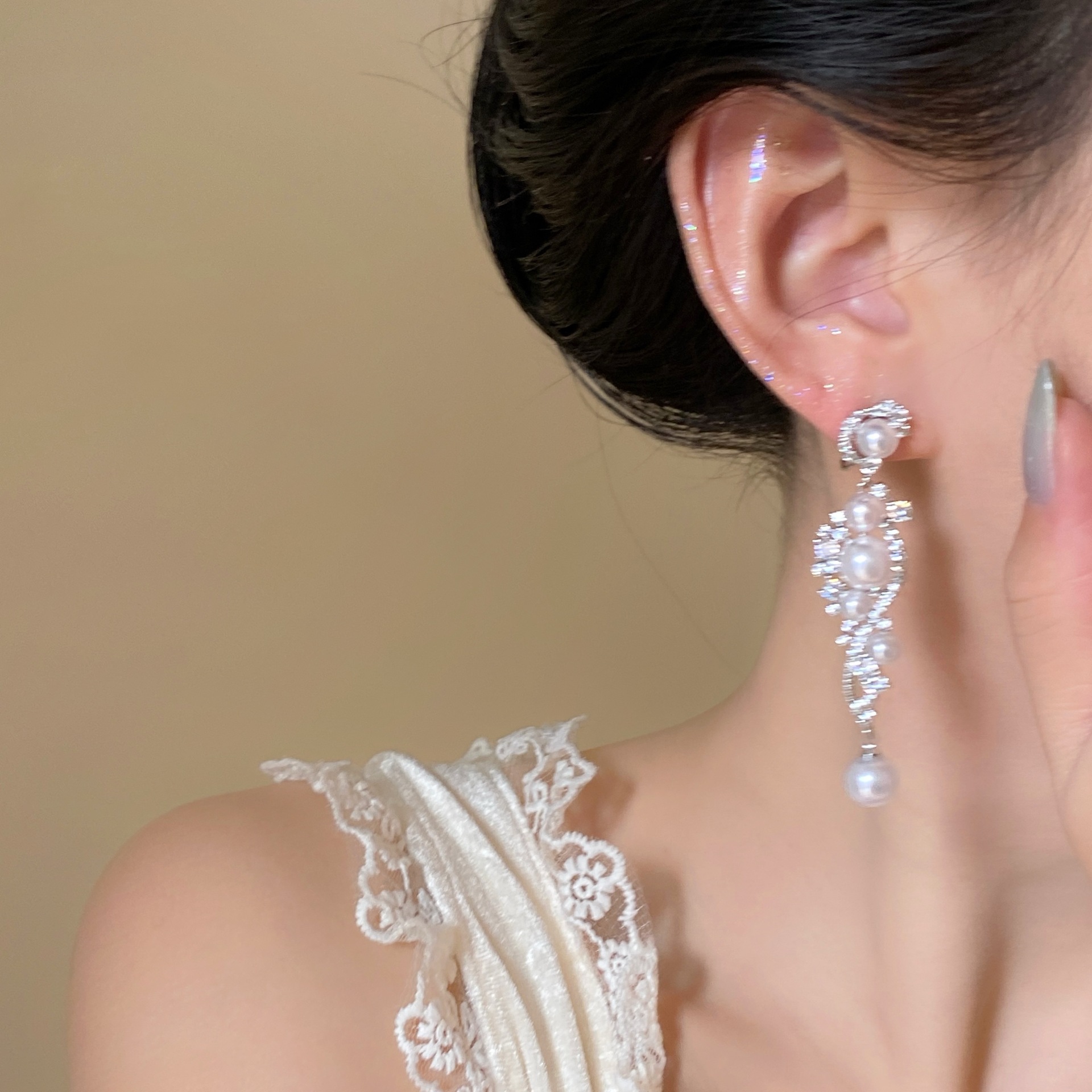 Luxurious tassel pearl new exaggerated earrings, light luxury banquet high-end dress stud earrings, cross-border best-selling earrings Application Scenario