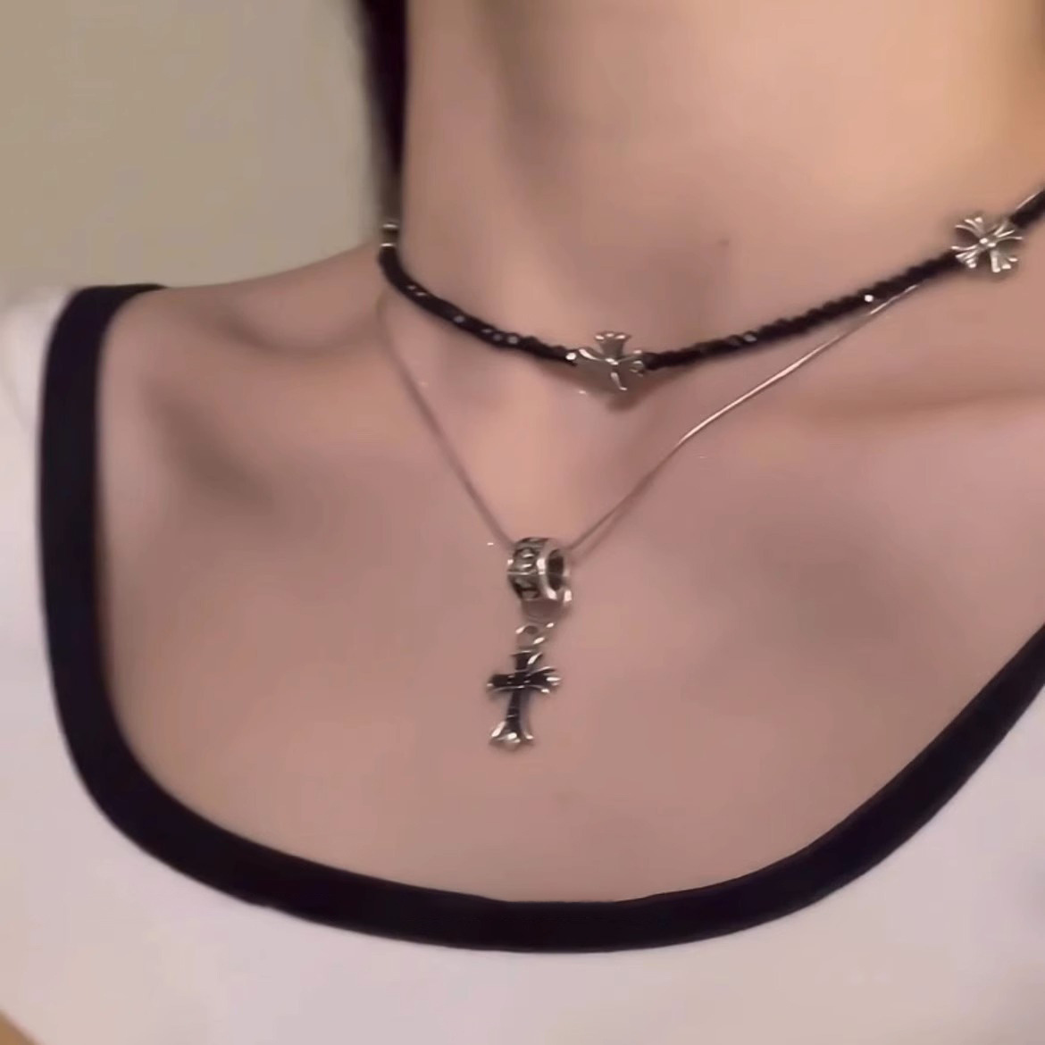 Sweet and cool personality double-layer black crystal cross pendant necklace, hot girl hip-hop niche accessory choker sweater chain full figure