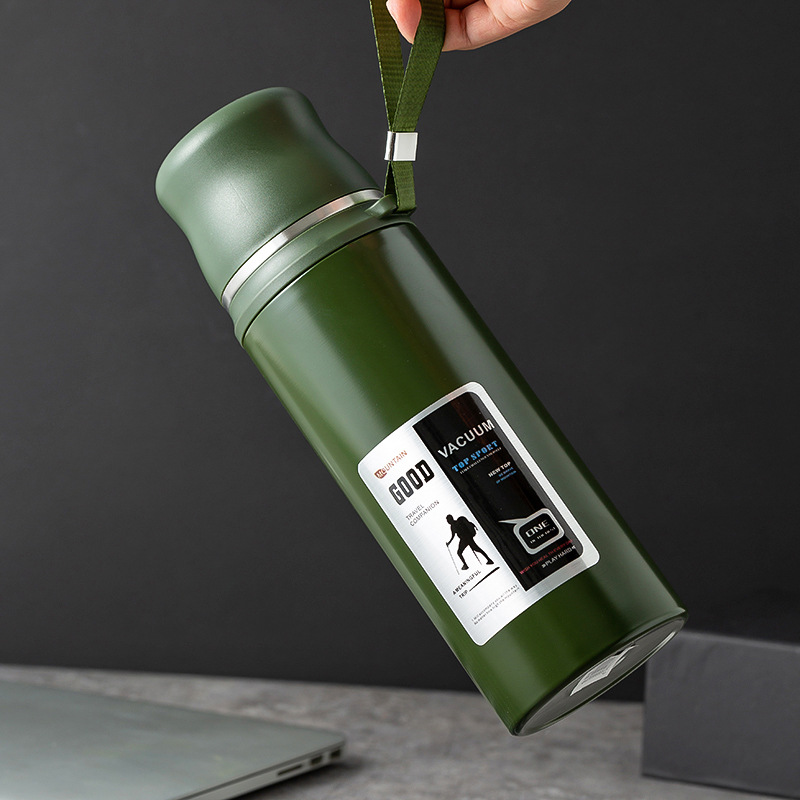 All-steel stainless steel insulated water bottle, portable outdoor car, large insulated cup for mountain climbing and travel, large capacity 1000ml Application Scenario