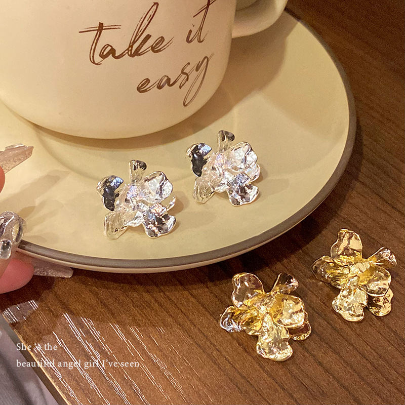 European and American metal flower earrings, a new 2024 bestseller for women, with exaggerated retro stud earrings, exuding a light luxury and high-end charm full figure