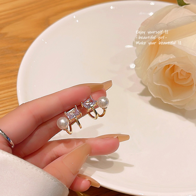 S925 Silver Needle French Chanel-style pearl earrings, fashionable and high-end, individual and simple, zircon stud earrings wholesale full figure