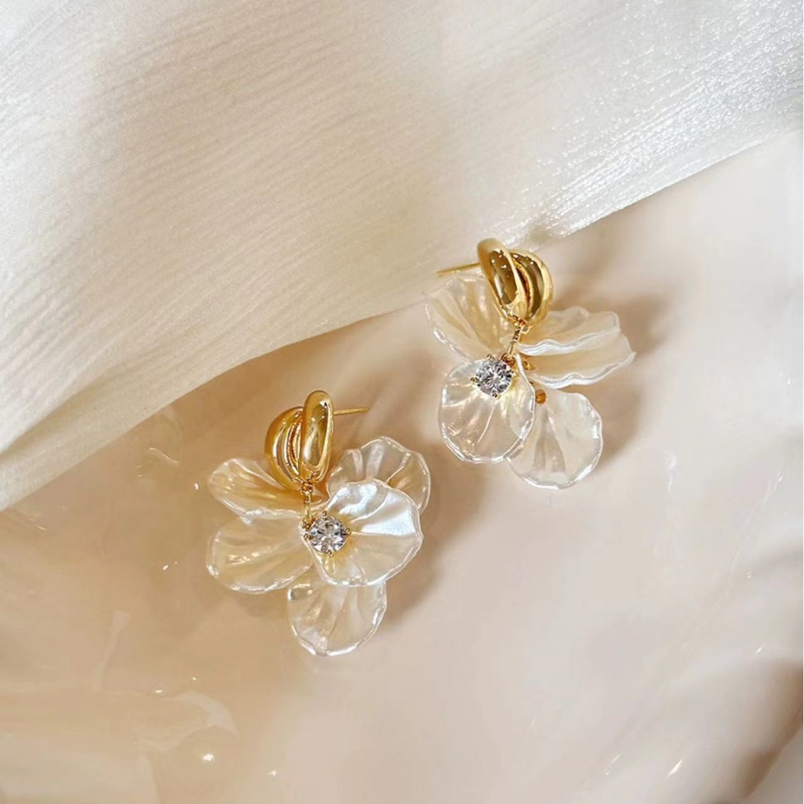 Tassel shell flower earrings for women, unique and exaggerated style, light luxury and high-end feel, summer popular accessory wholesale full figure