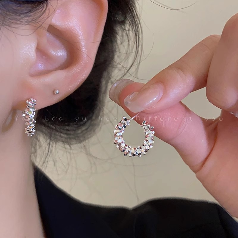 Silver broken silver C-shaped earrings, a versatile and niche design for women in summer. The stud earrings are simple and cool in style full figure
