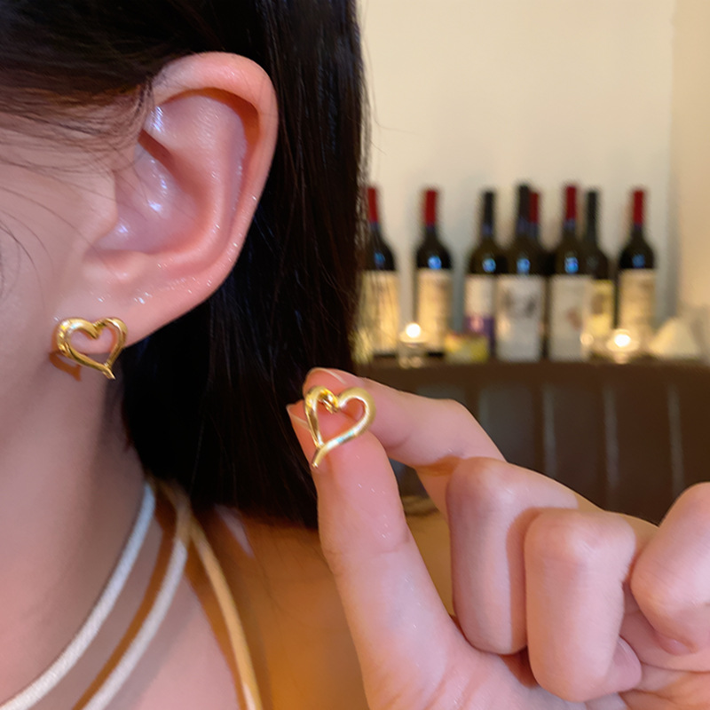 Silver-needle hollowed-out heart-shaped stud earrings, a unique and versatile metal earring with a cold and aloof style for women, and a retro, simple and elegant new type of earrings details Picture