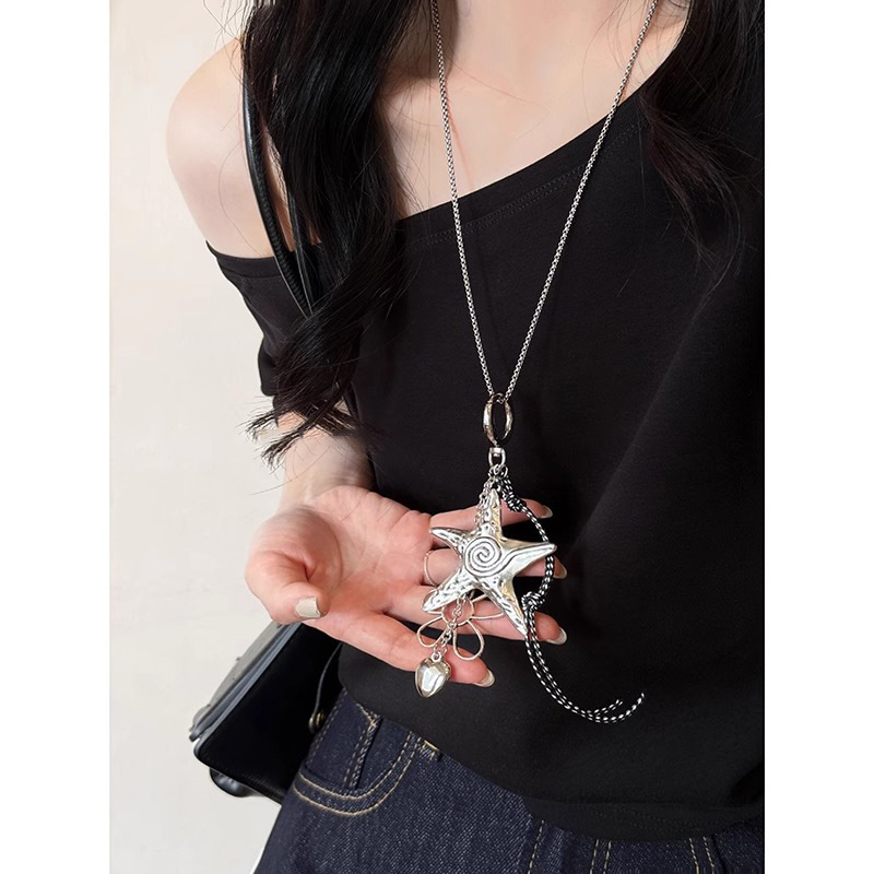 The Sea Star necklace is a niche, retro, sweet and cool, spicy girl style subculture Instagram star sea star personality collarbone chain Application Scenario