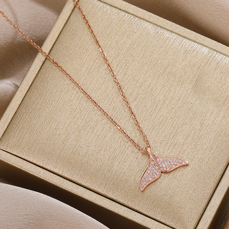 Fashionable gold-plated full diamond fishtail pendant titanium steel necklace, feminine elegance, luxurious design sense, Internet celebrity collarbone chain wholesale Specification drawing