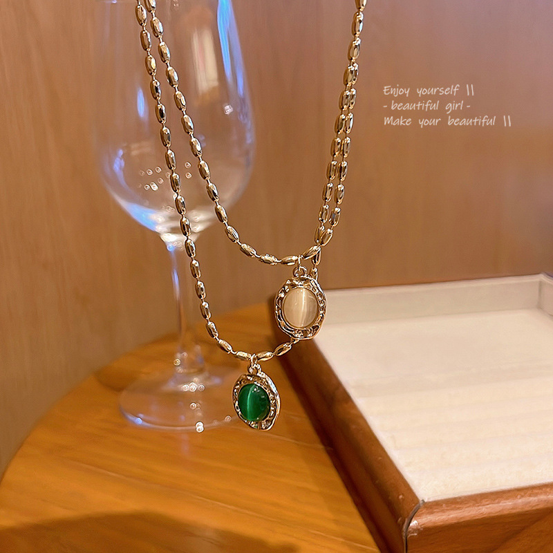 Retro light luxury emerald cat's eye necklace for women 2023 new style, trendy and high-end design sense, personalized and versatile collarbone chain Application Scenario