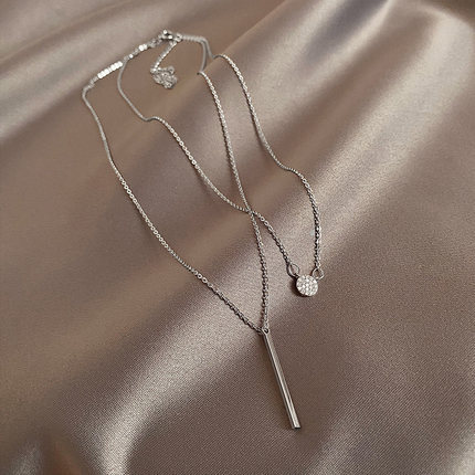 Titanium steel necklace with a cold and elegant female style, light luxury and niche design sense. Collarbone chain in Instagram trend, double-layer layered wearing, personalized accessory Specification drawing