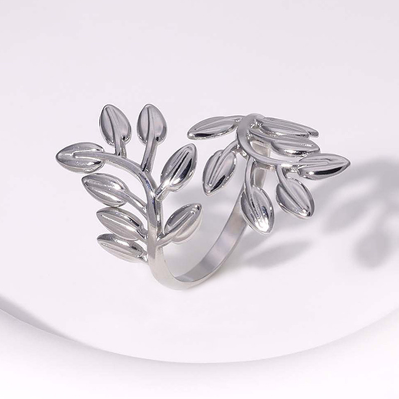 Yiwu manufacturer titanium steel joint ring for women, no color fading, geometric hollowed-out, European and American ins trend cross-border exclusive, hot-selling style Application Scenario