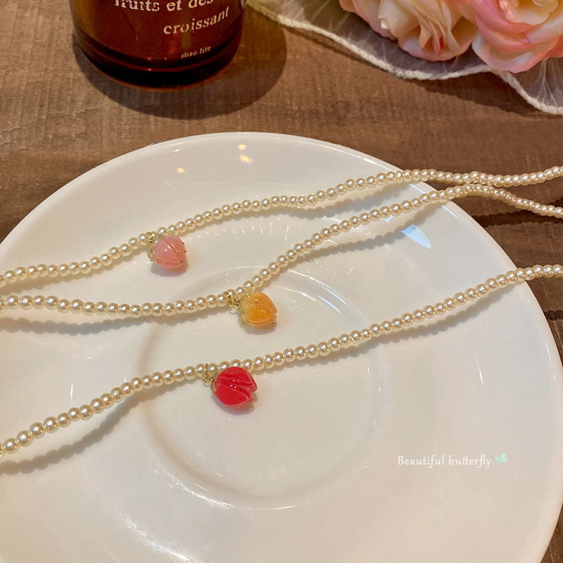 Sweet and retro strawberry pearl necklace, a versatile, individualistic and high-end collarbone chain accessory Application Scenario