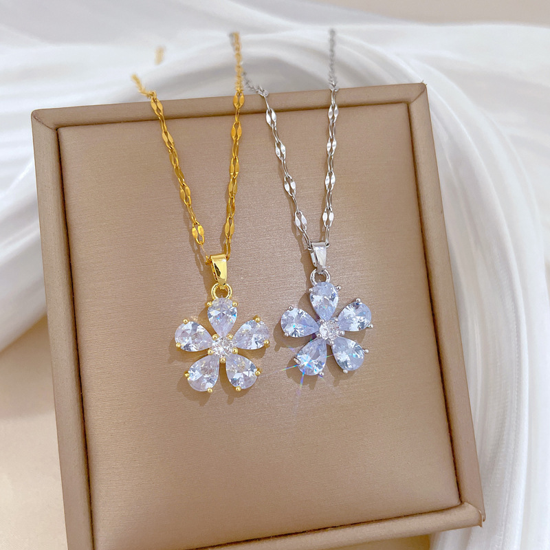 【 Titanium Steel 】 Five-petal flower, light luxury, luxurious, full diamond necklace, versatile collarbone chain for female Internet celebrities, titanium steel chain full figure