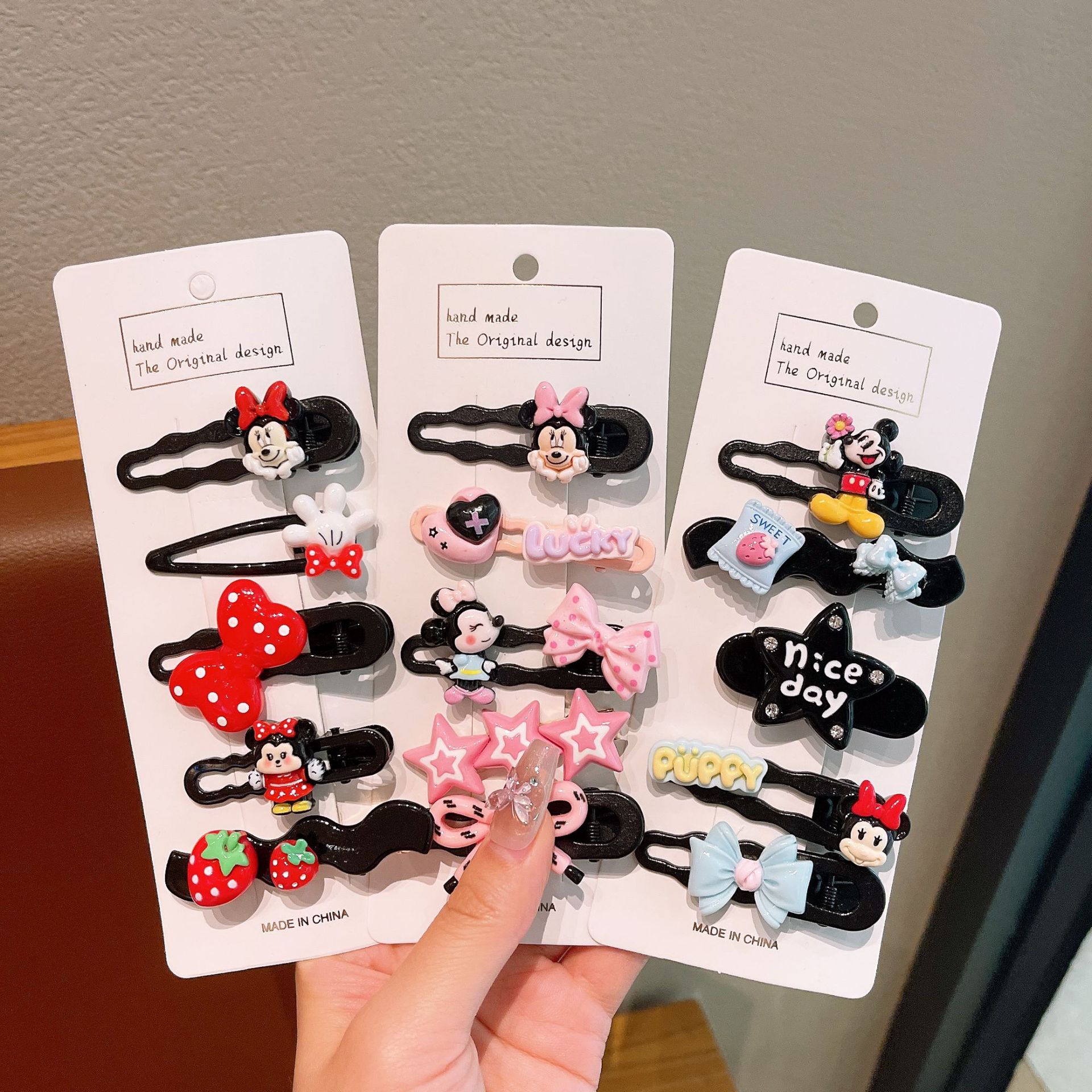 Children's cartoon Mickey hair clips, cute and seamless hair clips, side hair clipping clips, headwear, little girl hair accessory that won't damage hair full figure