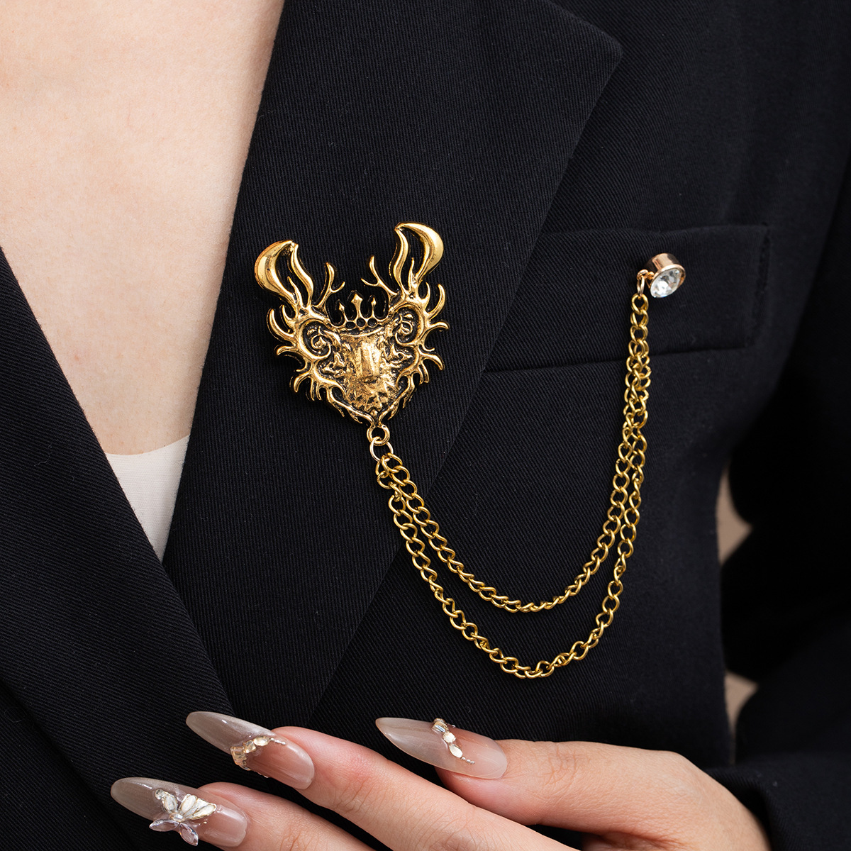 European, American and British style Suzhou chain brooches are trendy, paired with suit collar pins and Christmas pins. Clothing and evening gowns full figure