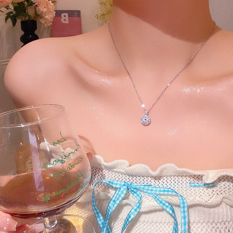 Exquisite full-diamond pendant titanium steel necklace for women, light luxury, niche and high-end feel, collarbone chain, best-selling trendy and stylish neckchain accessory details Picture