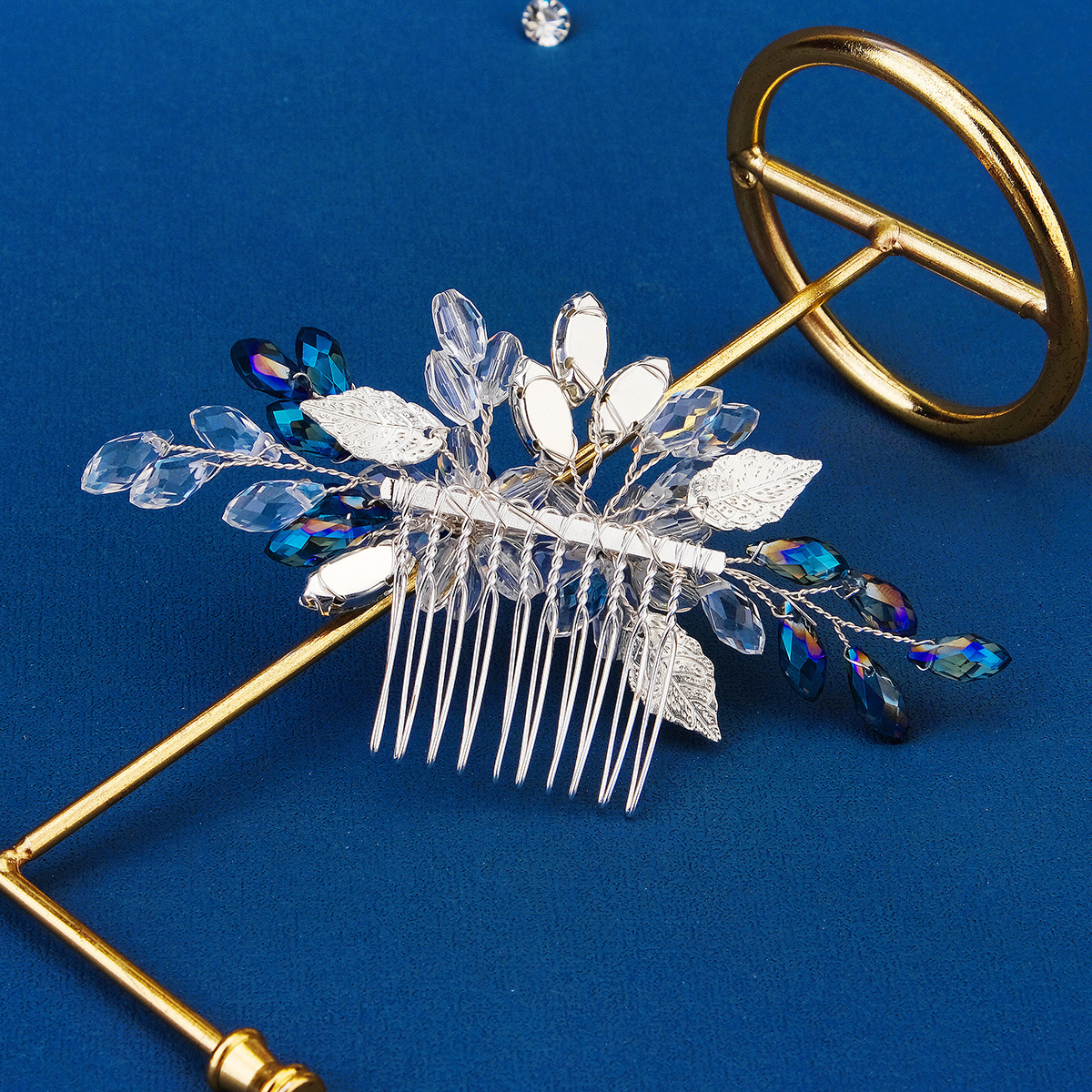 New Chinese-style wedding dress, evening gown, hair accessory, horse eye protein diamond, hand-inserted comb, personalized blue crystal updo, hair comb Application Scenario