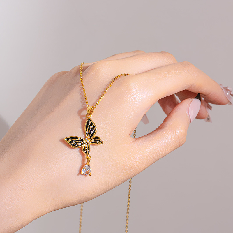 European and American fashionable and elegant pearl oil drip butterfly necklace, high-end design sense for women, tassel pendant, popular and versatile accessory Application Scenario