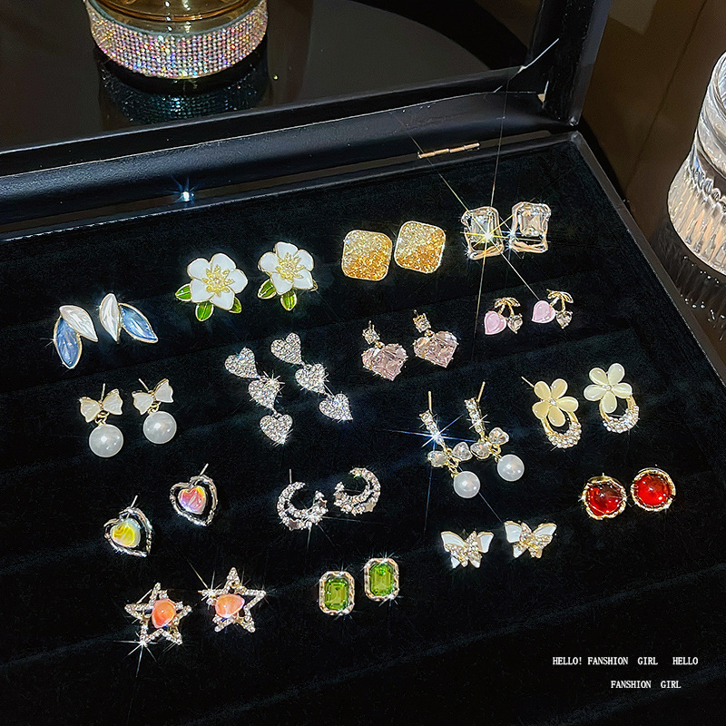 Korean 925 silver needle pearl stud earrings for women, Instags-style, light luxury, niche, high-end design, versatile, and popular online celebrity earrings wholesale full figure