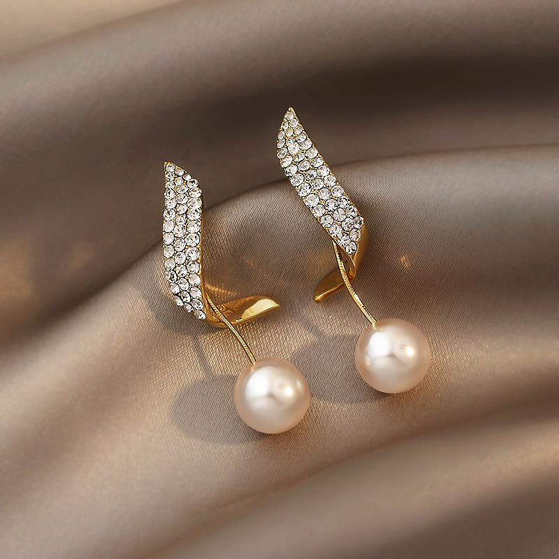 Light luxury, niche design, high-end feel earrings, 2022 new trendy pearl earrings, popular and best-selling earrings for women details Picture
