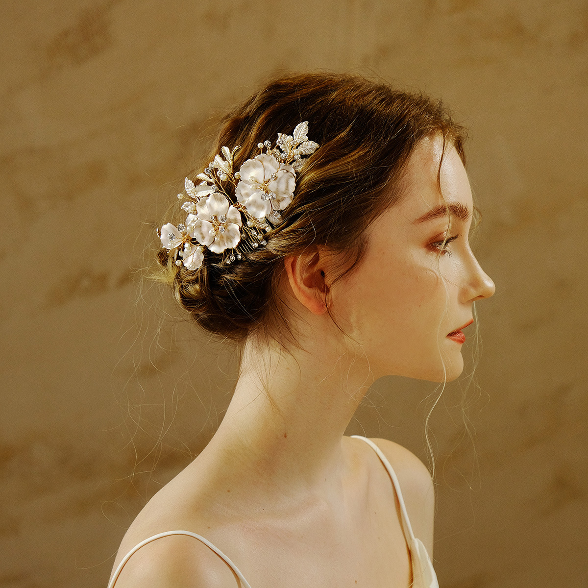 European and American high-end wedding accessories, beautiful flower and pearl combs, elegant handcrafted rhinestone hair combs, bride's updo headwear full figure