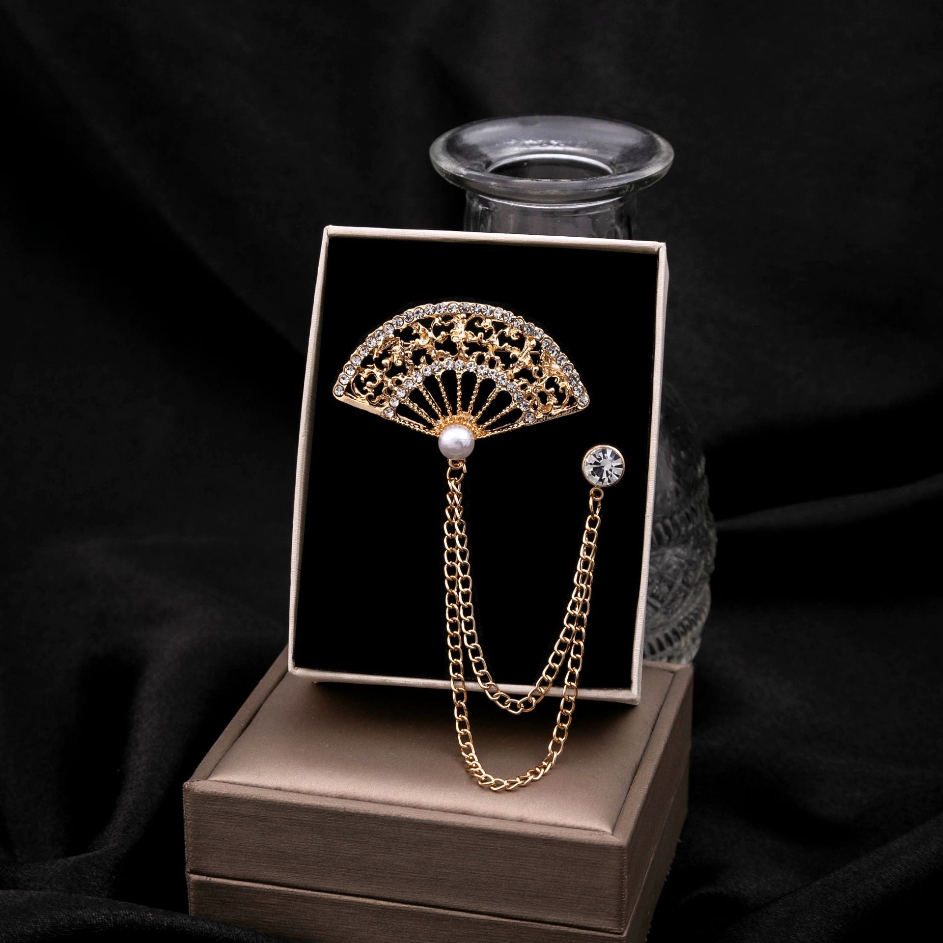 Men's suit accessories: Guitar note brooch, Chinese-style fan, hollowed-out double-tassel chain, diamond-encrusted brooch details Picture