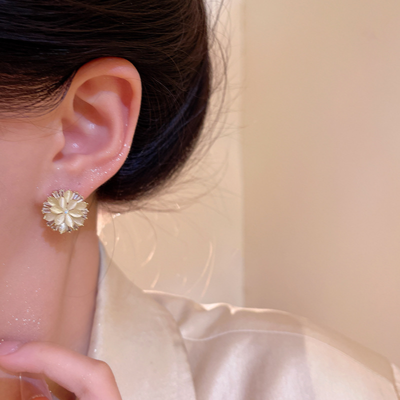 Light luxury, niche fashion, elegant and high-end zircon flower stud earrings, elegant and versatile, the same style as the popular daisies earrings Application Scenario