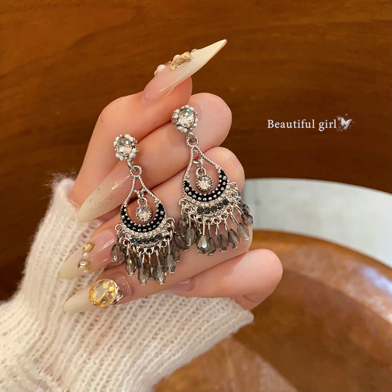 New Chinese ethnic style hollowed-out teardrop earrings, versatile and elegant tassel earrings, personalized and high-end earrings wholesale full figure