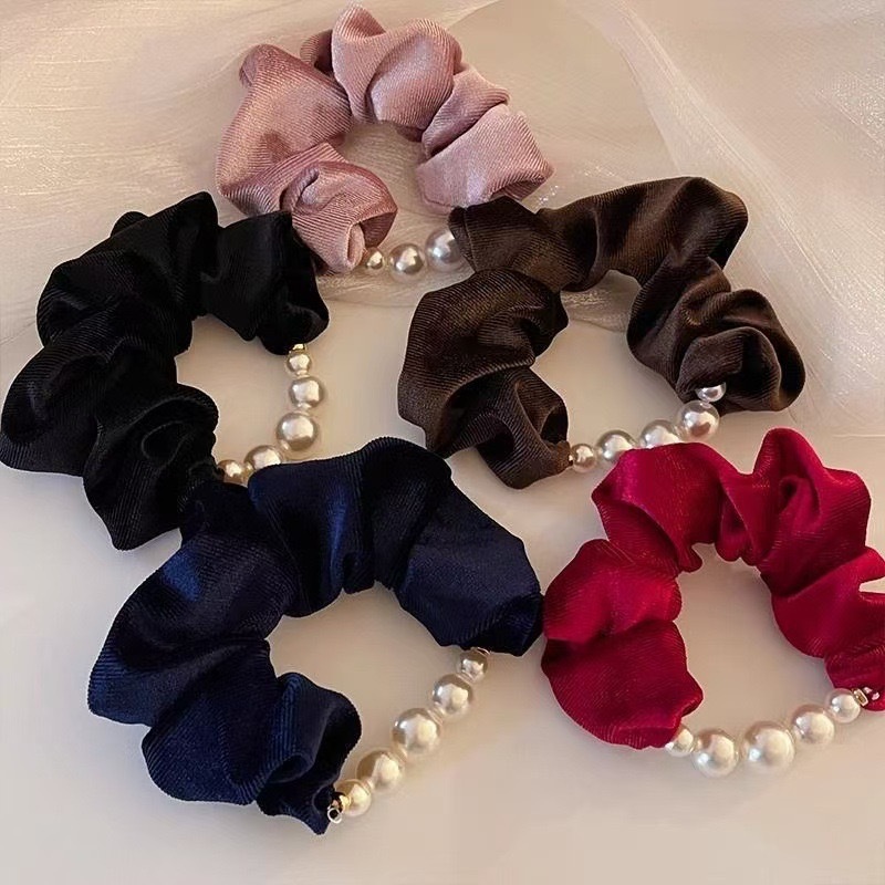 The high-end velvet bead large intestine hair band exudes an elegant feminine charm. The low ponytail hair tie is highly elastic and won't damage the hair full figure